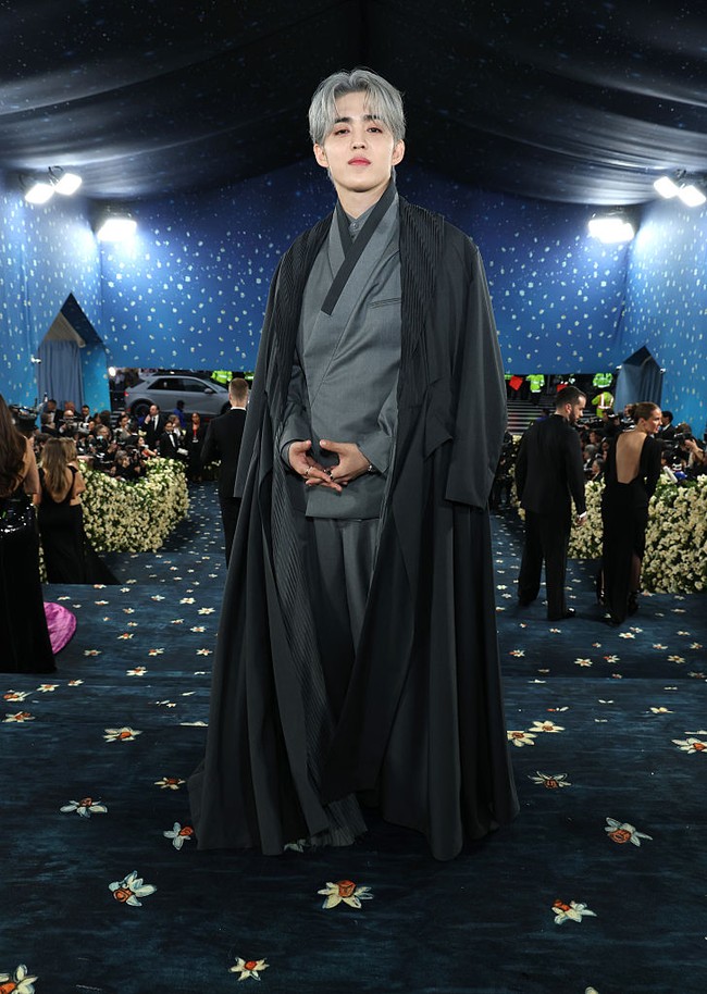 Met Gala tahun ini bertemakan Superfine: Tailoring Black Style. Untuk penampilan perdananya, S.Coups SEVENTEEN tampil total memakai kostum rancangan rumah mode BOSS, yang menggabungkan unsur modern dan tradisional Korea Selatan. Foto: Getty Images