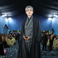 Met Gala tahun ini bertemakan Superfine: Tailoring Black Style. Untuk penampilan perdananya, S.Coups SEVENTEEN tampil total memakai kostum rancangan rumah mode BOSS, yang menggabungkan unsur modern dan tradisional Korea Selatan. Foto: Getty Images