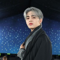 Pemilik nama asli Choi Seungcheol itu pun dianggap lulus kamera Getty Images. Netizen terpana dengan kulit wajahnya yang mulus, seolah tidak punya pori-pori. Foto: Getty Images