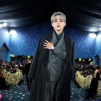 Bak putra mahkota dalam drama Korea kerajaan. S.Coups SEVENTEEN mengenakan ensemble berlapis warna abu-abu yang terdiri dari jaket hanbok jeogori dan mantel yang menyapu lantai. Penampilannya disempurnakan dengan kemewahan jam tangan koleksi Piaget. Foto: Getty Images