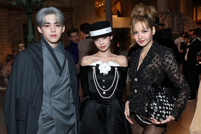 Met Gala 2025 menjadi ajang reuni para idol KPop. S.Coups SEVENTEEN tak lupa mengabadikan foto bersama Jennie dan Lisa BLACKPINK yang tampil memukau, mewakili rumah mode masing-masing, Chanel dan Louis Vuitton. Hadir pula Rose BLACKPINK sebagai perwakilan Yves Saint Laurent. Foto: Getty Images