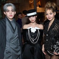 Met Gala 2025 menjadi ajang reuni para idol KPop. S.Coups SEVENTEEN tak lupa mengabadikan foto bersama Jennie dan Lisa BLACKPINK yang tampil memukau, mewakili rumah mode masing-masing, Chanel dan Louis Vuitton. Hadir pula Rose BLACKPINK sebagai perwakilan Yves Saint Laurent. Foto: Getty Images
