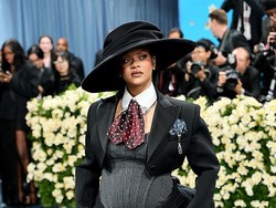 Video: Gaya Rihanna Pamer Perut Buncit di Met Gala 2025