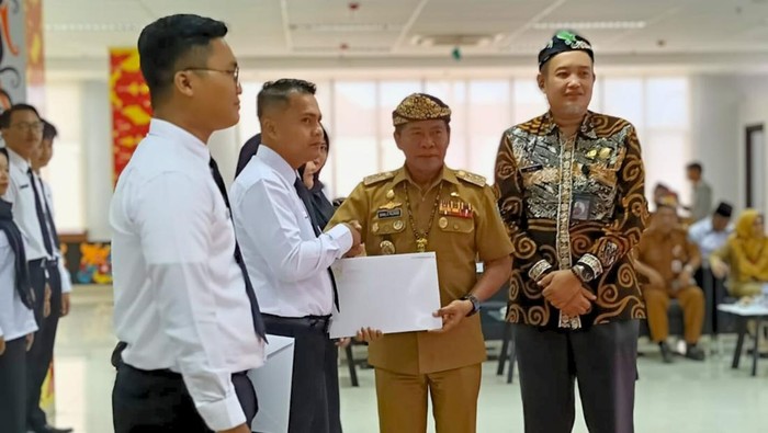 Gubernur Kaltara Zainal Arifin Paliwang saat menyerahkan SK CPNS.