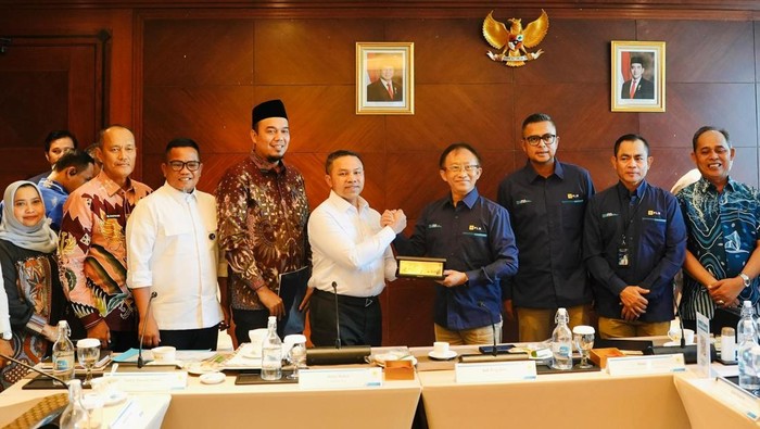Gubernur Riau Abdul Wahid bersama pimpinan PLN Pusat di Jakarta. (Dok Diskominfotik Riau)