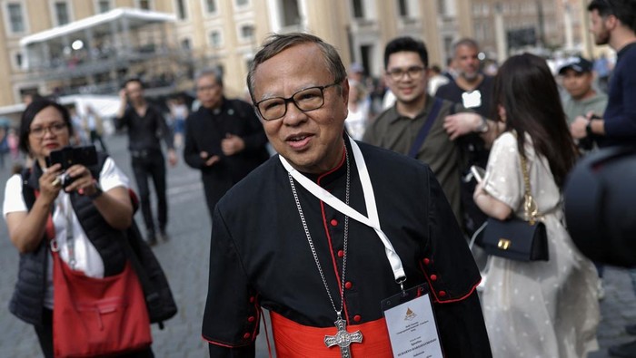 Kardinal Ignatius Suharyo Hardjoatmodjo menerobos kerumunan jurnalis sebelum menghadiri pertemuan konklaf di Roma, Selasa (6/5). Konklaf merupakan sidang khusus untuk memilih Paus baru yang akan berlangsung Rabu (7/6).