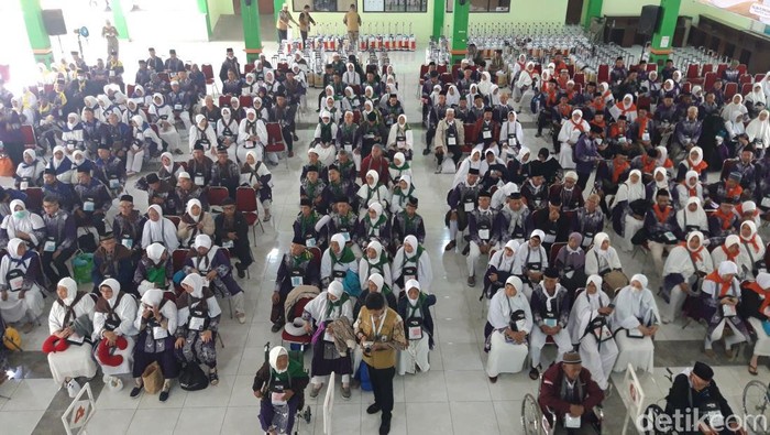 Suasana calon haji di Embarkasi Solo, Boyolali. Foto diunggah Selasa (6/5/2025).