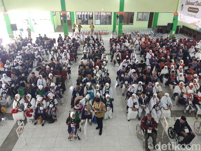 Suasana calon haji di Embarkasi Solo, Boyolali. Foto diunggah Selasa (6/5/2025).