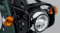 Meskipun tampil klasik, fitur Cross Cub 110 tetap relevan dengan zaman. Misal lampu depan masih menggunakan halogen, tampi lampu belakang dan  seinnya sudah LED. Panel instrumennya pun menggunakan model hybrid, gabungan speedometer analog dan layar LCD kecil untuk beragam informasi seperti posisi gigi, indikator bahan bakar, hingga jam digital. Foto: Dok. Honda