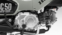 Urusan jantung pacu, Honda Cross Cub 110 mengandalkan mesin 109 cc, 1 silinder SOHC 4-tak berpendingin udara, yang sanggup menghasilkan tenaga 7,8 dk di 7.500 rpm dan torsi puncak 8,8 Nm pada 5.500 rpm. Tenaga disalurkan lewat transmisi semi otomatis 4 percepatan. Sistem injeksi  PGM-FI membuat konsumsi BBM-nya sangat irit, mencapai 67,9 km/liter (berdasarkan standar WMTC), dan ditopang oleh tangki bahan bakar berkapasitas 4,1 liter. Foto: Dok. Honda