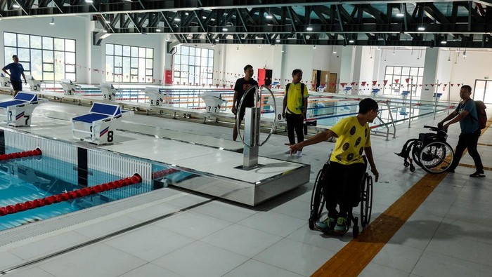 Intip Pusat Pelatihan Paralimpiade Indonesia di Karanganyar Seorang atlet melintasi venue kolam renang di Pusat Pelatihan Paralimpiade Indonesia di Delingan, Karanganyar, Jawa Tengah, Selasa (6/5/2025). Pusat Pelatihan Paralimpiade Indonesia yang berdiri di lahan seluas 10 hektare tersebut mulai digunakan untuk pemusatan latihan nasional dengan dilengkapi berbagai sarana pendukung sebagai upaya pembinaan maksimal bagi para atlet Komite Paralimpiade Nasional Indonesia (NPC Indonesia). ANTARAFOTO/Maulana Surya/Spt. *** Local Caption ***