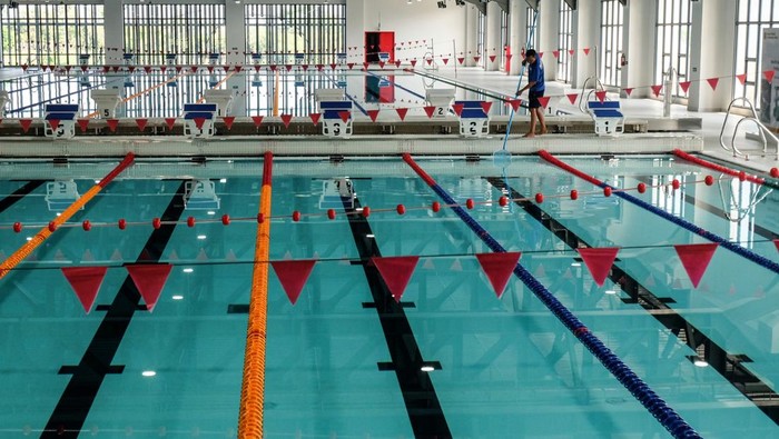 Intip Pusat Pelatihan Paralimpiade Indonesia di Karanganyar Seorang atlet melintasi venue kolam renang di Pusat Pelatihan Paralimpiade Indonesia di Delingan, Karanganyar, Jawa Tengah, Selasa (6/5/2025). Pusat Pelatihan Paralimpiade Indonesia yang berdiri di lahan seluas 10 hektare tersebut mulai digunakan untuk pemusatan latihan nasional dengan dilengkapi berbagai sarana pendukung sebagai upaya pembinaan maksimal bagi para atlet Komite Paralimpiade Nasional Indonesia (NPC Indonesia). ANTARAFOTO/Maulana Surya/Spt. *** Local Caption ***