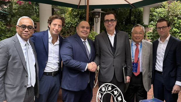 IO Danantara Indonesia Pandu Sjahrir, Managing Director Finance Danantara Indonesia Djamal Attamimi, Menteri Keuangan Amerika Serikat Scott Bessent, Managing Director Risk and Sustainability Danantara Indonesia Lieng-Seng Wee, dan Staff Khusus Bidang Kemitraan Global dan Edukasi Digital, Kementerian Informasi dan Digital Raline Shah bertemu di sela-sela Milken Institute Global Conference di Los Angeles, Amerika Serikat, Senin (5/5/2025). (Dok. Danantara)