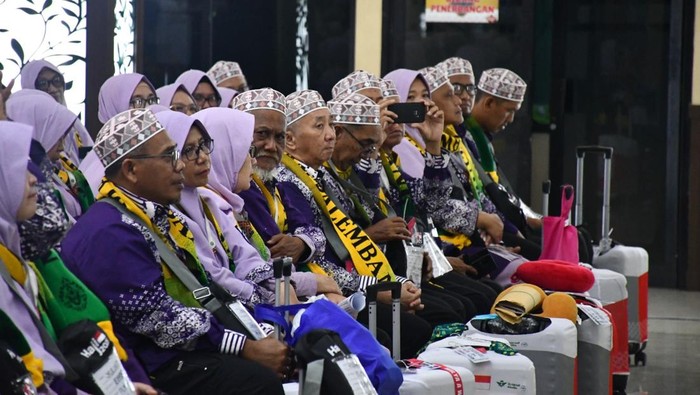 Jemaah haji kloter 4 Embarkasi Palembang tiba di asrama haji.