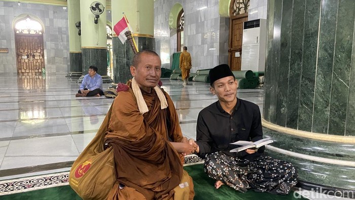 Jemaah Masjid Kauman Semarang berfoto bersama salah satu biksu, Selasa (6/5/2025).