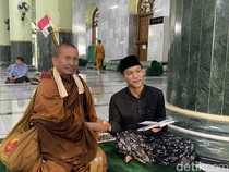 Singgah di Masjid Kauman, Rombongan Biksu Thudong Ikut Wudu Sebelum Masuk