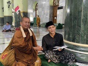 Singgah di Masjid Kauman, Rombongan Biksu Thudong Ikut Wudu Sebelum Masuk
