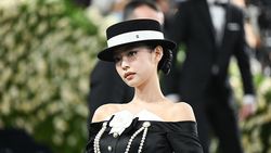 Gaya Lisa dan Jennie BLACKPINK di Met Gala 2025 Gaya Lisa dan Jennie BLACKPINK di Met Gala 2025