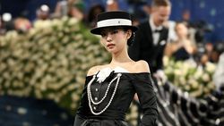 Gaya Lisa dan Jennie BLACKPINK di Met Gala 2025 Gaya Lisa dan Jennie BLACKPINK di Met Gala 2025