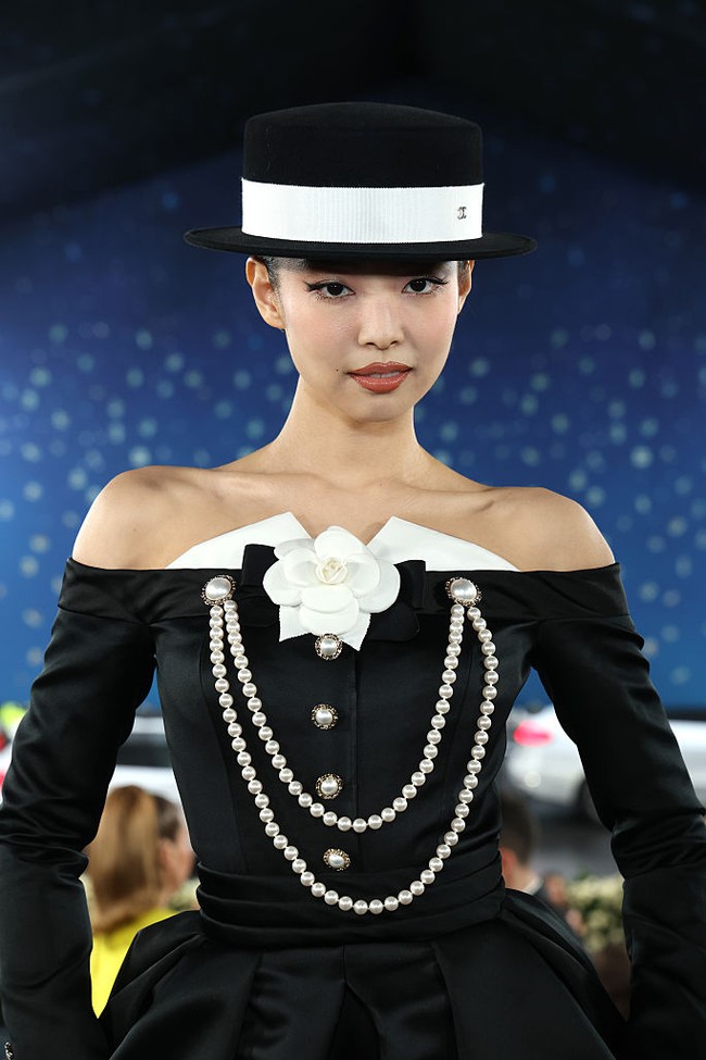 Jennie memilih risan wajah minimalis bernuansa nude cokelat. Topi model boater hat hadir sebagai pelengkap gaya. Foto: Kevin Mazur/Getty Images for The/Kevin Mazur/MG25