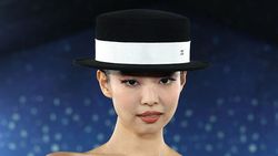Gaya Lisa dan Jennie BLACKPINK di Met Gala 2025 Gaya Lisa dan Jennie BLACKPINK di Met Gala 2025