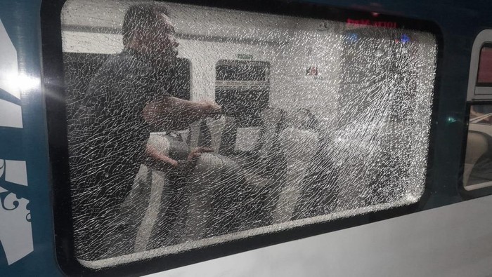 Kaca jendela kereta api tujuan Kualanamu-Medan retak usai dilempar batu. (Istimewa)