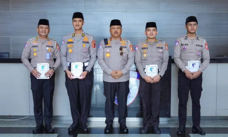 Kakorlantas Polri Irjen Agus Suryonugroho melepas calon jemaah haji Korlantas Polri, Selasa (6/5/2025). Irjen Agus memberikan pesan kepada calon jemaah haji Korlantas.