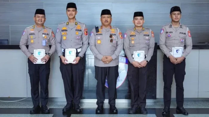 Kakorlantas Polri Irjen Agus Suryonugroho melepas calon jemaah haji Korlantas Polri, Selasa (6/5/2025). Irjen Agus memberikan pesan kepada calon jemaah haji Korlantas.
