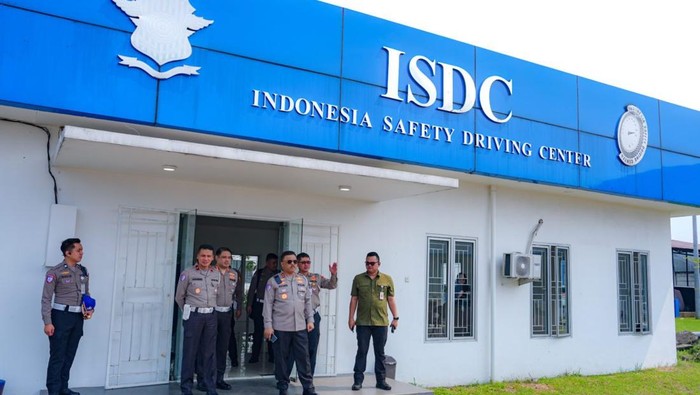 Kakorlantas Polri Irjen Agus Suryonugroho melakukan pengecekkan Indonesia Safety Driving Center (ISDC).