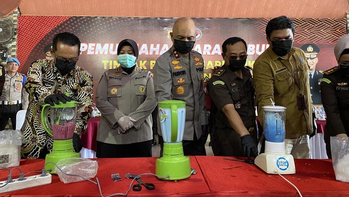 Kapolda Irjen Hendro Pandowo saat memusnahkan barang bukti narkoba