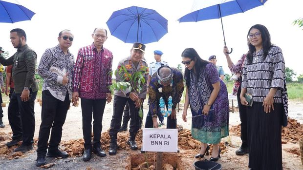 Kapolda Riau dan Kepala BNN RI Marthinus Hukom melakukan penanaman pohon di BNNP Riau, Selasa (6/5/2025).