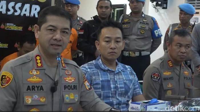 Kapolrestabes Makassar Kombes Arya Perdana saat merilis kasus dugaan pencabulan yang korbannya komika Eky Priyagung.