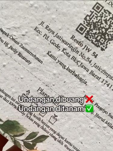 Kartu undangan ramah lingkungan bisa ditanam dan tumbuh menjadi aneka sayuran dan bunga.