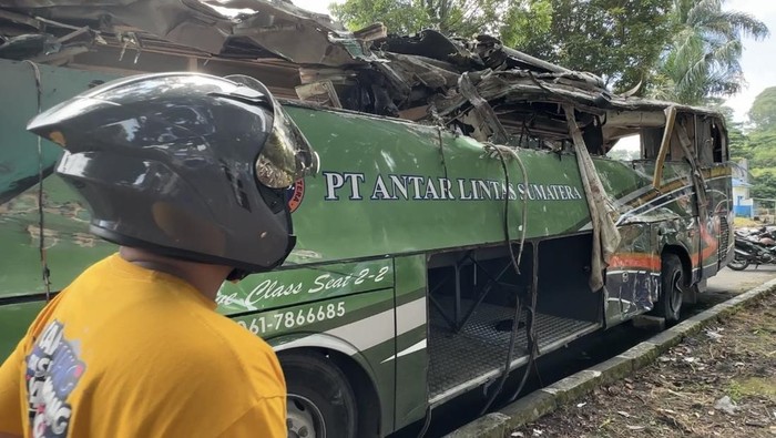 Kecelakaan bus ALS di Padang Panjang. (Jeka Kampai/detikSumut) Kecelakaan bus ALS di Padang Panjang. (Jeka Kampai/detikSumut)