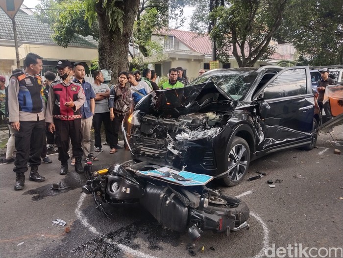 Kecelakaan maut di Jalan Anggrek, Kota Bandung. Seorang pelajar SMAN 5 Bandung tewas dalam insiden itu