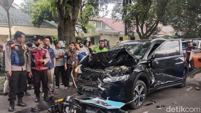 Kecelakaan maut di Jalan Anggrek, Kota Bandung. Seorang pelajar SMAN 5 Bandung tewas dalam insiden itu