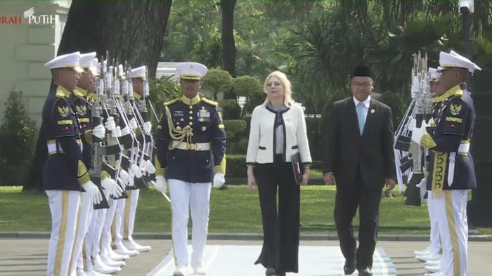 Kedatangan 8 Duta Besar Luar Biasa dan Berkuasa Penuh (LBBP) Designate Resident untuk Republik Indonesia di Istana Kepresidenan Jakarta. (Screenshot YT Setpres).
