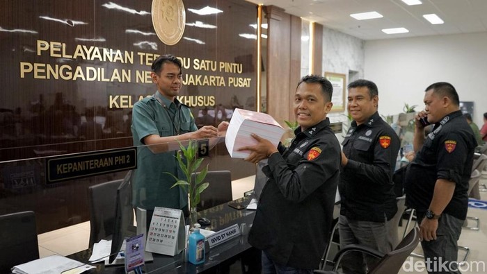 Kejagung limpahkan berkas Eks Ketua PN Surabaya Rudi Suparmono, terkait kasus dugaan suap vonis bebas Ronald Tannur ke Pengadilan Tipikor.
