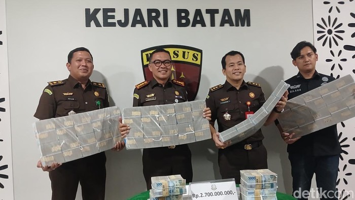 Kejari Batam terima uang sebesar Rp2,7 miliar titipan uang pengganti korupsi PNBP Pelabuhan di Batam.(Alamudin Hamapu/detikSumut)