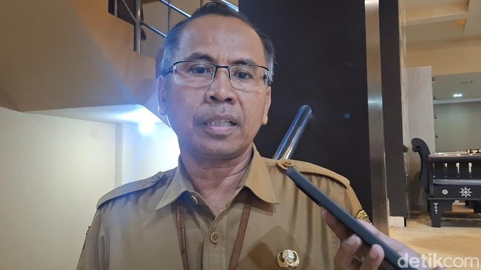 Kepala Disnaker Kota Mataram Rudi Suryawan saat diwawancarai di Mataram, Selasa (6/5/2025). (Nathea Citra/detikBali)