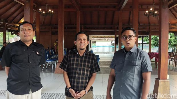 Ketua Pelopor CB, Trawiten (tengah) bersama perwakilan manajemen Gus Miftah dan GM TWC Prambanan Ratno Timur (kiri) saat memberikan keterangan kepada wartawan di kompleks Candi Sewu, Selasa (6/5/2025)