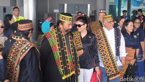 Ketua Umum DPP Partai NasDem Surya Paloh diterima secara adat di Bandara Internasional Komodo Labuan Bajo, Manggarai Barat, NTT, Selasa (6/5/2024) (Foto: Ambrosius Ardin/detikBali)