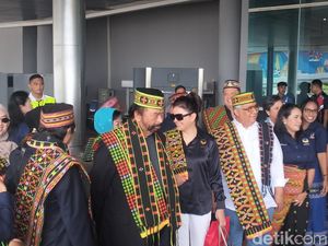 Surya Paloh Nginap di Kapal Pinisi Jelang Rakerwil NasDem NTT