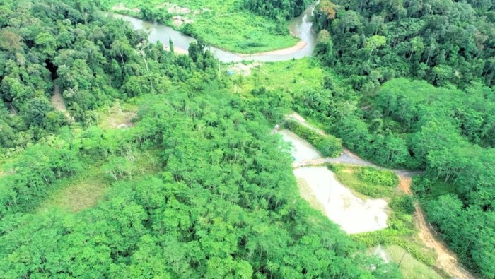Kolam limbah perusahaan batu bara di Malinau yang diduga cemari Sungai Seturan.