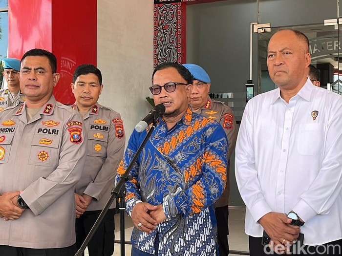 Komisioner Kompolnas Choirul Anam bersama Kapolda Sumut Irjen Whisnu Hermawan saat diwawancarai di Polda Sumut. (Finta Rahyuni/detikSumut)