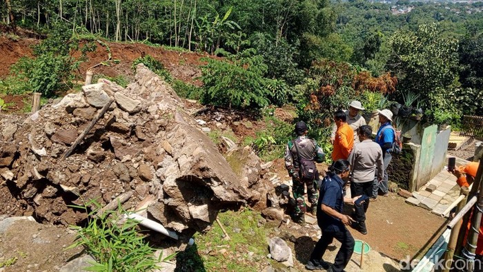 Kondisi pergerakan tanah di Desa Cisalak, Kecamatan Cisarua, Sumedang.