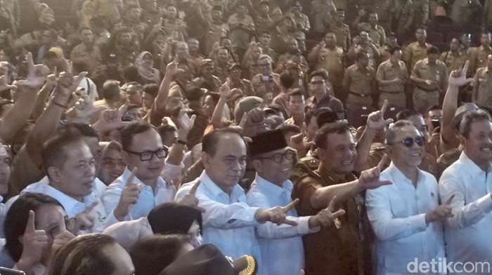 Momen Peluncuran Percepatan Musyawarah Desa Khusus Pembentukan Koperasi Desa Merah Putih di Holy Stadium Kota Semarang, Selasa (6/5/2025).