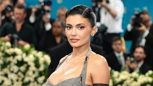 Kylie Jenner tampil sendirian di Met Gala 2025. Getty Images for The Met Museum//Dimitrios Kambouris