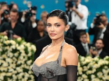 Kylie Jenner Sendirian di Met Gala 2025 Kylie Jenner Sendirian di Met Gala 2025
