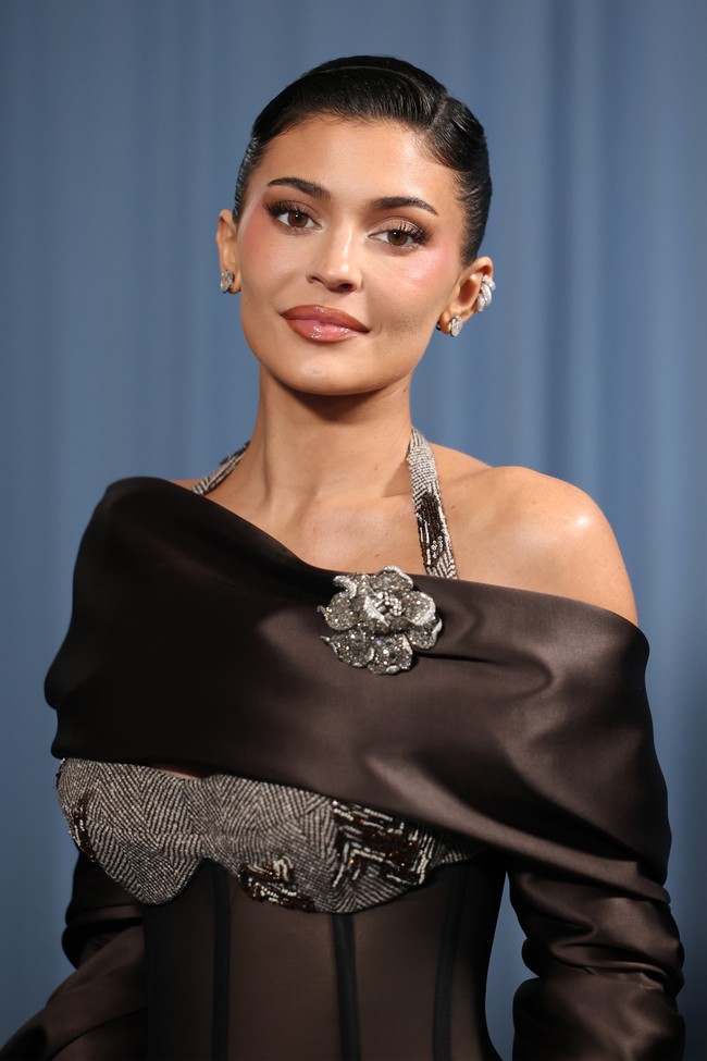 Kylie Jenner membuka diri soal depresi pascapersalinan setelah dua kehamilan. “Saya mengalami itu dua kali. Yang pertama sangat sulit, yang kedua lebih bisa ditangani. Nikmati semua emosi saat itu… bahkan jika menyakitkan. Jangan takut terhadap transisi tersebut,” katanya kepada Vanity Fair Italia. Foto: Getty Images for The Met Museum//Mike Coppola/MG25